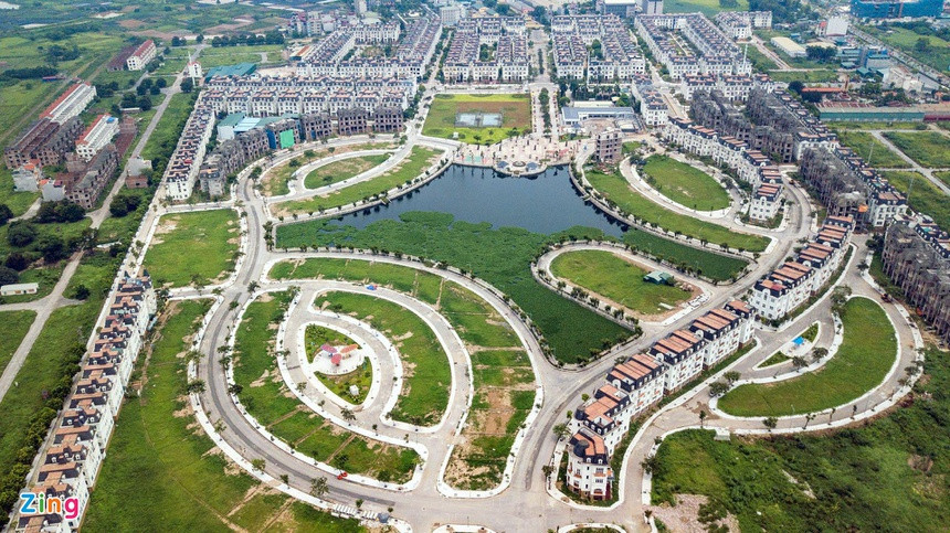 Liên Quan là thị trấn duy nhất, cũng là huyện lỵ của huyện Thạch Thất. Thị trấn Liên Quan hiện có diện tích khoảng 2,96 km2, dân số hơn 7,6 nghìn người, được thành lập năm 1994 trên cơ sở giải thể xã Liên Quan.