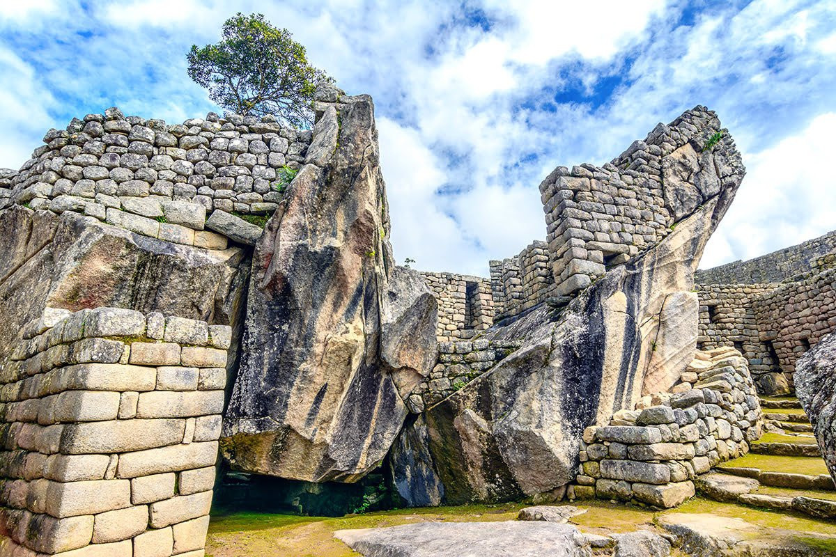 Tất cả công trình tại Machu Picchu đều được xây bằng đá, theo phong cách kiến trúc của người Inca. Những bức tường đá, viên gạch được chế tác tinh xảo. Thậm chí, nhiều mối nối còn hoàn hảo tới mức không thể lách một lưỡi dao nhỏ vào giữa các phiến đá.