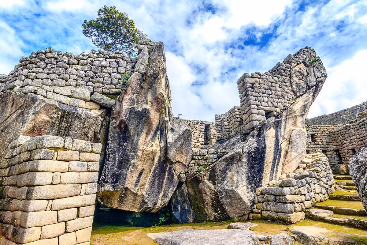 Tất cả công trình tại Machu Picchu đều được xây bằng đá, theo phong cách kiến trúc của người Inca. Những bức tường đá, viên gạch được chế tác tinh xảo. Thậm chí, nhiều mối nối còn hoàn hảo tới mức không thể lách một lưỡi dao nhỏ vào giữa các phiến đá.