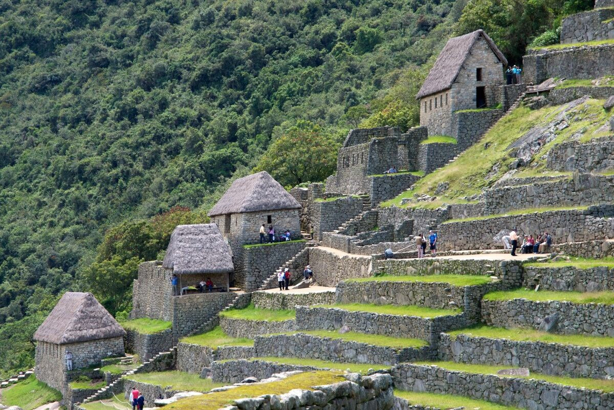 Các nhà khảo cổ học tin rằng Machu Picchu được xây dựng như một dinh thự cho hoàng đế Inca Pachacuti (1438-1472). Người Inca xây dựng thành phố này khoảng năm 1450 nhưng đã bỏ hoang sau đó một thế kỷ vào thời điểm Tây Ban Nha chinh phục Nam Mỹ. Machu Picchu được công nhận là Thánh địa lịch sử của Peru vào năm 1981 và là Di sản thế giới của UNESCO năm 1983. Năm 2007, Machu Picchu được bình chọn là một trong bảy kỳ quan thế giới mới.