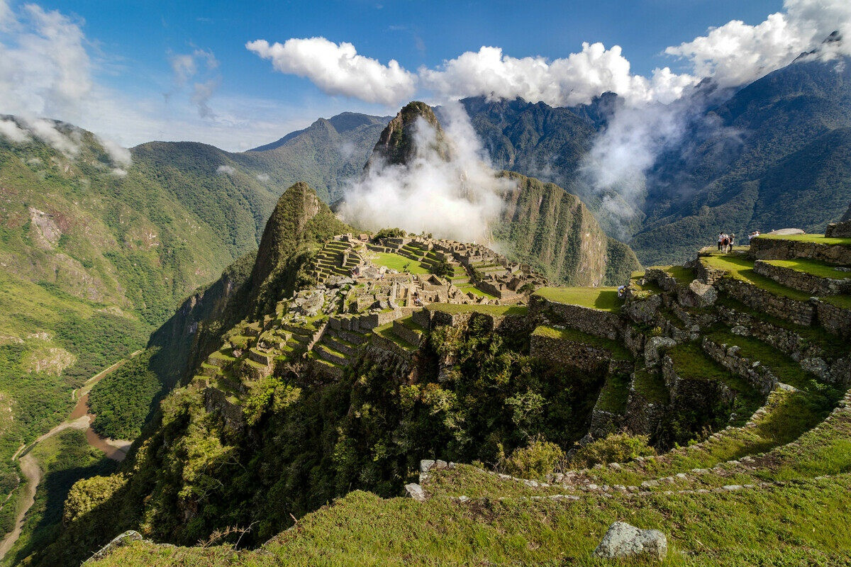 Bị lịch sử lãng quên cùng sự tàn lụi của đế chế Inca, phải đến đến năm 1911, thành phố Machu Picchu mới được nhà khảo cổ học Hiram Bingham khám phá. Từ đây, Machu Picchu được cả thế giới biết đến, trở thành điểm du lịch hấp dẫn, những câu chuyện lịch sử được khai thác. Người ta tìm về một thời đã xa của người Inca, những công trình kiến trúc, trải qua thời gian, vẫn còn lại như một cách để khẳng định sự tồn tại vĩnh viễn của thời kỳ hoàng kim.