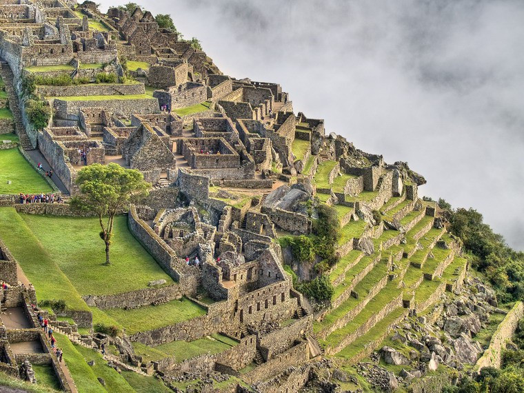 Theo National Geographic, ngọn Huayna Picchu có một ngôi đền bí mật được người Inca xây dựng có tên Đền Mặt Trăng. Đây là ngôi đền nghi lễ đã được xây dựng trong hang động, được lót bằng đá tinh xảo, nhiều hốc đá có thể từng được sử dụng để chứa xác ướp.