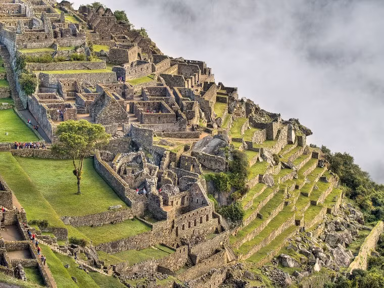 Theo National Geographic, ngọn Huayna Picchu có một ngôi đền bí mật được người Inca xây dựng có tên Đền Mặt Trăng. Đây là ngôi đền nghi lễ đã được xây dựng trong hang động, được lót bằng đá tinh xảo, nhiều hốc đá có thể từng được sử dụng để chứa xác ướp.