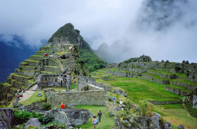 Theo BBC, đường lên tham quan thành phố Machu Picchu có 700 bậc thang được làm bằng đá, xây dựng trên sườn núi. Theo các nhà nghiên cứu, những bậc thang này ngày xưa được sử dụng cho nhiều mục đích như trồng cây nông nghiệp, bảo tồn nước, chống xói mòn…