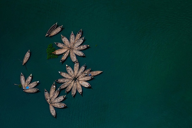 br/> Bangladesh giáp Ấn Độ, Myanmar và vịnh Bengal. Tên quốc gia này có nghĩa “Đất nước của người Bengal”, chỉ nhóm sắc tộc Ấn - Arya sinh sống tại vùng Bengal ở Nam Á.