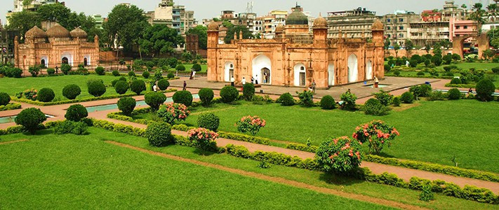 Thủ đô của Bangladesh hiện này là thành phố Dhaka, nằm ở miền trung Bangladesh. Đây là trung tâm công nghiệp, văn hoá, thương mại lớn của quốc gia này; diện tích 815,85 km2, dân số hơn 7 triệu người. Dhaka trở thành thủ đô của Bangladesh năm 1971.