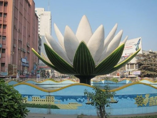 Hoa súng trắng (Shapla) chính là biểu tượng của đất nước Bangladesh. Với người dân Bangladesh, hoa súng trắng còn tượng trưng sự thanh khiết, hòa bình. Tại thủ đô của Bangladesh, một bức tượng hoa súng lớn đã được dựng nhằm thể hiện lòng tôn kính của người dân quốc gia này đối với loài hoa trên.