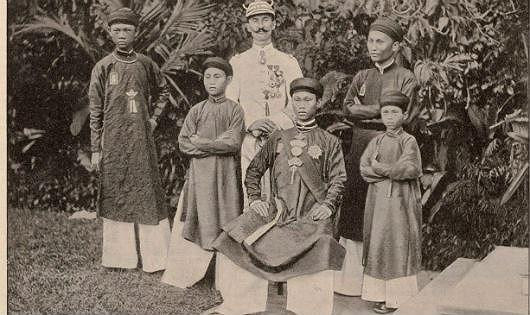 “Bốn tháng ba vua” là giai đoạn đầy biến cố trong lịch sử phong kiến Việt Nam, xảy ra dưới thời trị vì của nhà Nguyễn. Chỉ trong 4 tháng cuối năm 1883, triều đại này trải qua tới 3 đời vua trị vì.