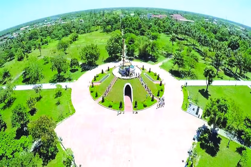 Có diện tích hơn 4,7 nghìn km2, dân số hơn 612 nghìn người, Quảng Trị là tỉnh có diện tích nhỏ nhất, dân số ít nhất khu vực Bắc Trung Bộ (Thanh Hóa, Nghệ An, Hà Tĩnh, Quảng Bình, Quảng Trị, Thừa Thiên Huế).