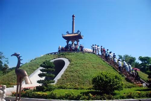 Theo Dư địa chí Quảng Trị, phía Bắc tỉnh giáp Quảng Bình, phía Nam giáp Thừa Thiên Huế, phía Đông giáp biển Đông và phía Tây giáp Cộng hòa Dân chủ Nhân dân Lào.