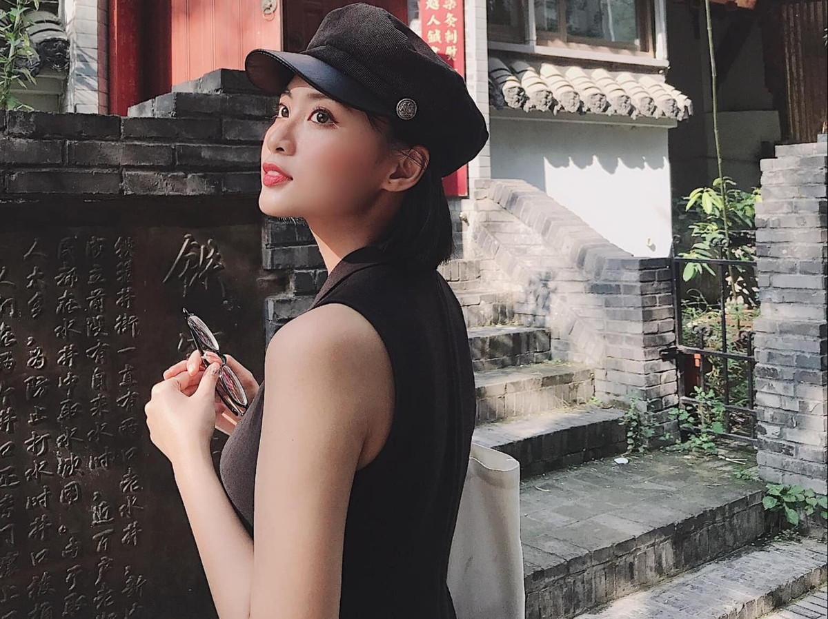 Minh Nghi là gương mặt quen thuộc với giới thể thao điện tử Việt Nam. Nữ MC từng có 8 năm gắn bó với Liên Minh Huyền Thoại trước khi đầu quân cho LMHT: Tốc Chiến. Không chỉ có vẻ ngoài xinh đẹp, Minh Nghi còn cho thấy được kiến thức chuyên sâu trên bàn phân tích ở giải đấu Tốc Chiến tiền mùa giải.