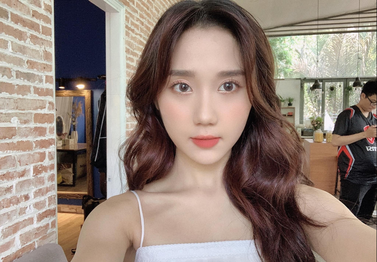 Mina Young cũng là nữ streamer hàng đầu trong cộng đồng Esports Việt Nam. Vẻ ngoài xinh đẹp, phong cách ăn mặc đa dạng giúp nữ game thủ thu hút được sự quan tâm lớn từ người hâm mộ.