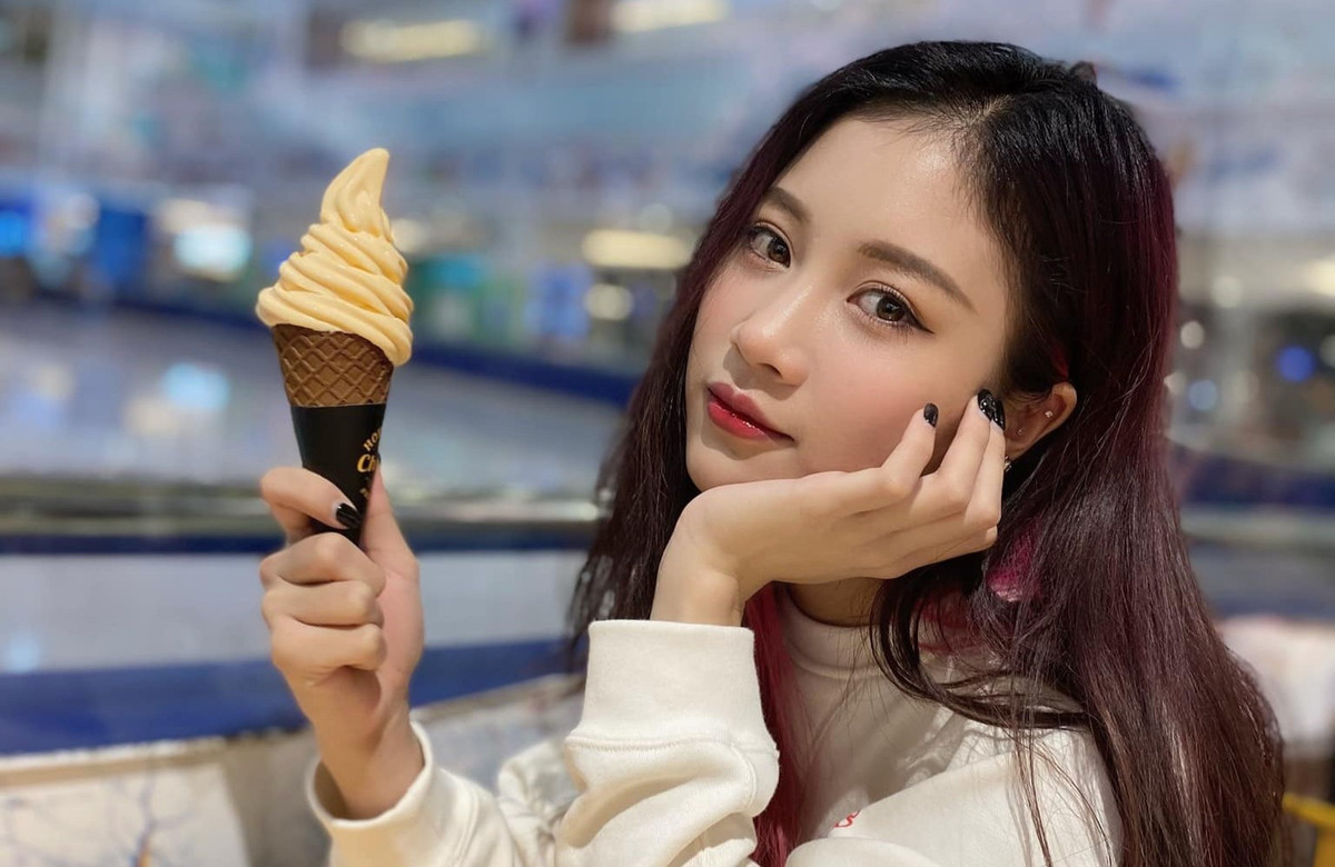 Showmatch "Siêu phẩm xuất chiến" tựa game LMHT: Tốc Chiến chiều 26/3 còn có sự góp mặt của streamer Nắng. Nữ game thủ sở hữu vẻ ngoài trong trẻo, đáng yêu. Ngoài vai trò là một game thủ, Nắng còn được biết đến là BTV, MC, phóng viên tài năng của GTV.