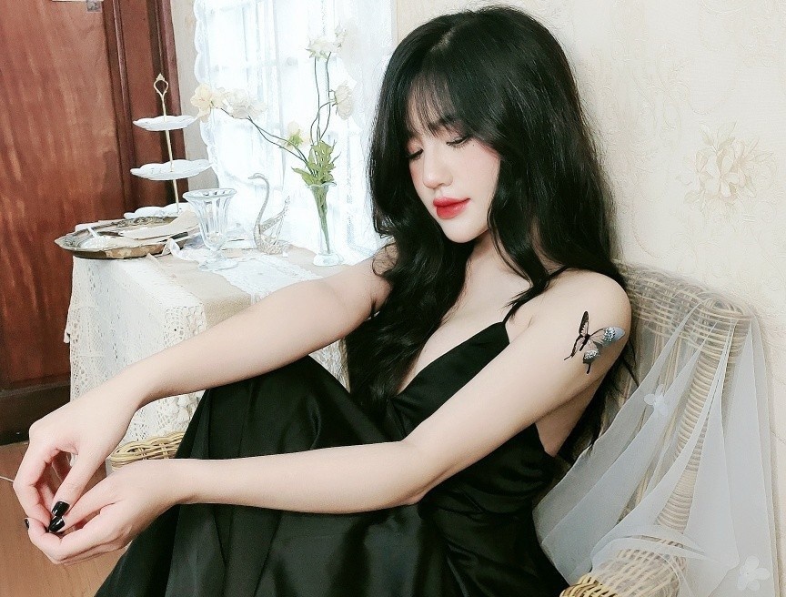 Streamer Thảo Anh hiện là cái tên nổi tiếng trong cộng đồng game thủ Việt Nam. Nữ streamer sở hữu gương mặt xinh đẹp, vẻ ngoài nóng bỏng. Không những vậy, cách nói chuyện dễ thương, tình cảm giúp cô nhận được sự yêu mến từ người hâm mộ.