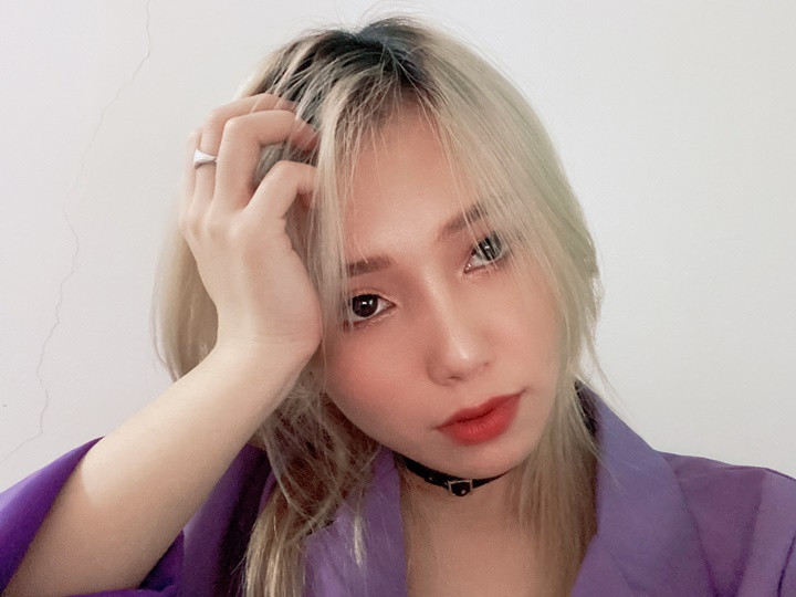 Anie Hoàng Anh là nữ bình luận viên đầu tiên của tựa game LMHT: Tốc Chiến. Cô sở hữu vẻ ngoài cá tính, năng động cùng gương mặt xinh xắn. Quan trọng, Anie nhận được thiện cảm của cộng đồng game thủ nhờ kiến thức chuyên sâu trong giới Esports.