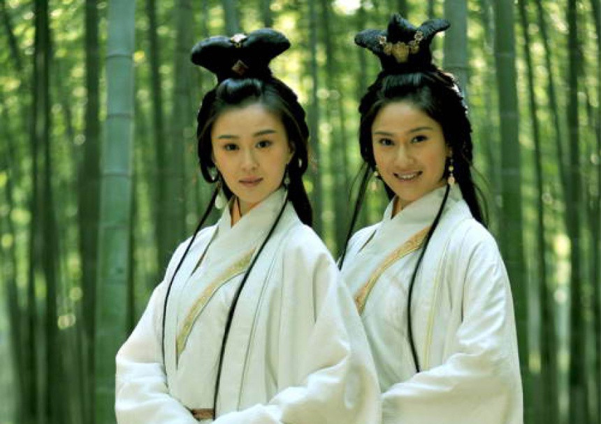 br/> Trong Tam quốc diễn nghĩa, Khổng Minh đã vờ không biết Đại Kiều là vợ của Tôn Sách, Tiểu Kiều là vợ của Chu Du và nói với Du rằng Tào Tháo đánh Giang Đông là chỉ vì muốn lấy hai người đẹp này, đem về nhốt ở đài Đồng Tước để vui tuổi già. Để làm chứng việc này, Khổng Minh đã đem bài phú đài Đồng Tước của con Tào Tháo là Tào Thực ra và khéo léo đổi nghĩa từ kiều là cầu ra kiều là nàng Kiều trong bài phú.