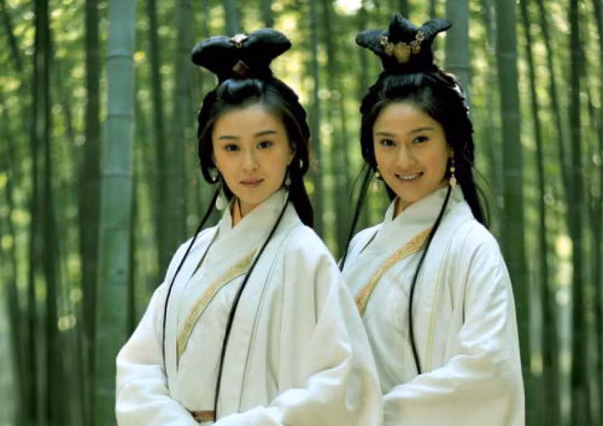 Trong Tam quốc diễn nghĩa, Khổng Minh đã vờ không biết Đại Kiều là vợ của Tôn Sách, Tiểu Kiều là vợ của Chu Du và nói với Du rằng Tào Tháo đánh Giang Đông là chỉ vì muốn lấy hai người đẹp này, đem về nhốt ở đài Đồng Tước để vui tuổi già. Để làm chứng việc này, Khổng Minh đã đem bài phú đài Đồng Tước của con Tào Tháo là Tào Thực ra và khéo léo đổi nghĩa từ kiều là cầu ra kiều là nàng Kiều trong bài phú.