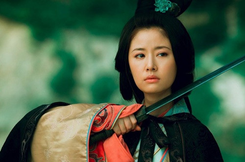 Tôn phu nhân là em gái của Tôn Quyền, bà có chí khí hơn nam nhi, thích nghề võ. Trong Tam quốc diễn nghĩa, Tôn Quyền theo kế Chu Du, không thực lòng muốn gả em gái, mà chỉ mang bà ra làm mồi nhử Lưu Bị hòng lấy lại Kinh Châu, song nhờ Khổng Minh tương kế tựu kế biến hôn nhân giả thành thực. Sau quan hệ Ngô - Thục rạn nứt, Tôn phu nhân tự bỏ về với anh trai. Sau trận Di Lăng có kẻ phao tin Lưu Bị chết, bà đã trầm mình xuống sông tự vẫn. 