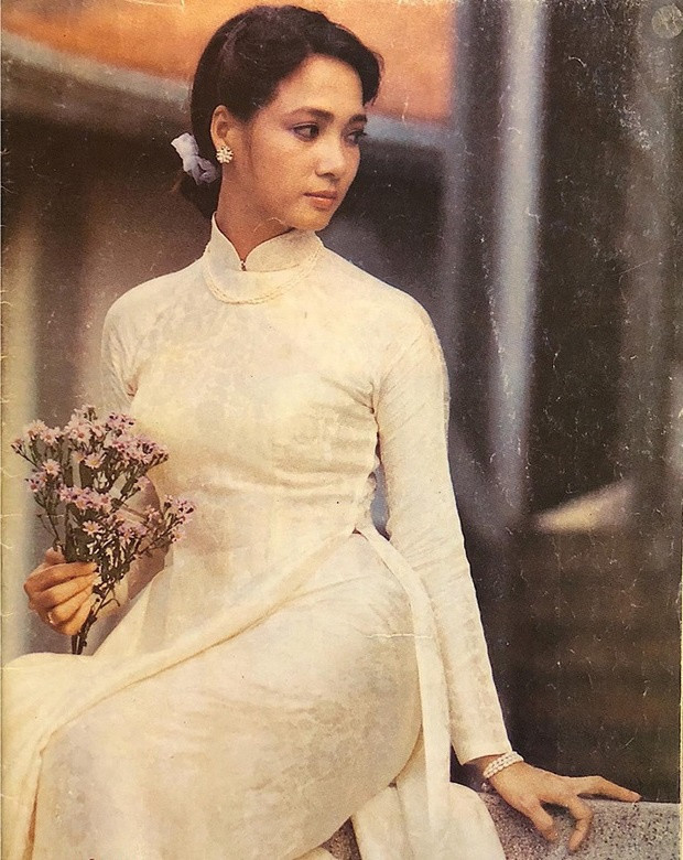 Nhiều năm trôi qua, NSND Lê Khanh vẫn được nhắc đến là biểu tượng nhan sắc một thời. Khi còn trẻ, chị có nét đẹp nền nã, thanh lịch, duyên dáng của con gái Hà Nội.