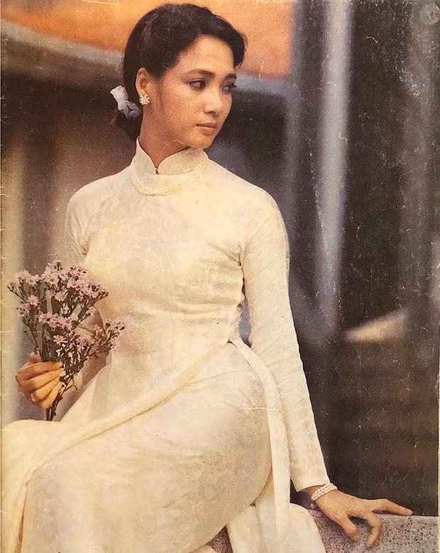 Nhiều năm trôi qua, NSND Lê Khanh vẫn được nhắc đến là biểu tượng nhan sắc một thời. Khi còn trẻ, chị có nét đẹp nền nã, thanh lịch, duyên dáng của con gái Hà Nội.