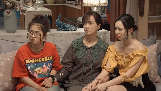 Đến năm 2018, NSND Lê Khanh mới trở lại lĩnh vực phim truyền hình với tác phẩm Mẹ ơi, bố đâu rồi. Chị vào vai bà Vân, một người vợ, người mẹ luôn biết cách dung hòa các mâu thuẫn trong gia đình. Ảnh: ĐPCC.