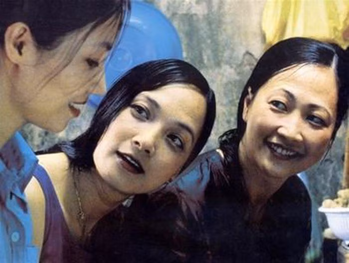 Năm 2000, Lê Khanh (ảnh giữa) đóng phim điện ảnh Mùa hè chiều thẳng đứng, bên nghệ sĩ Như Quỳnh và Trần Nữ Yên Khê. Sau đó, chị tạm từ giã màn ảnh để tập trung cho hoạt động sân khấu. Trước khi về hưu vào năm 2019, chị giữ chức Phó giám đốc Nhà hát Tuổi trẻ, phụ trách mảng nghệ thuật. Ảnh: ĐPCC.