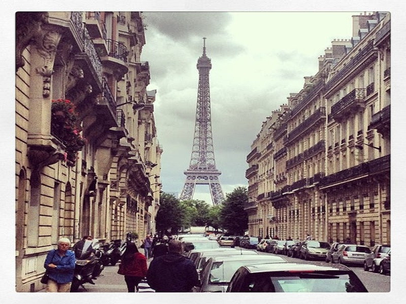 Năm Victor Hugo 80 tuổi (1882), nước Pháp tổ chức lễ mừng thọ và đổi tên đại lộ D’Eylau thành đại lộ Victor Hugo. Trước khi mất, ông nhắn nhủ: "Tôi từ chối các lời cầu nguyện của nhà thờ, tin tưởng nơi thượng đế để có đám tang giản dị". Ảnh: Wikipedia.