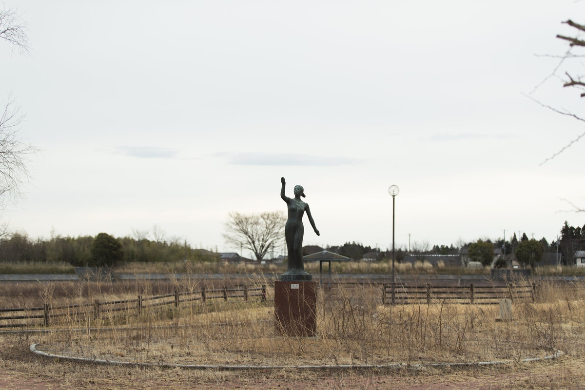 Cách nhà máy điện hạt nhân Fukushima Daiich khoảng 10 km, một phần thị trấn Tomioka phía đông bắc Nhật Bản 10 năm qua "bất khả xâm phạm". Trong khi đó, lệnh cấm đã được dỡ bỏ ở phần còn lại của thị trấn từ năm 2017. Khu vực cấm đi lại này chiếm khoảng 12% diện tích thị trấn, từng là nơi sinh sống của khoảng 5.333 người (1/3 dân số Tomioka).