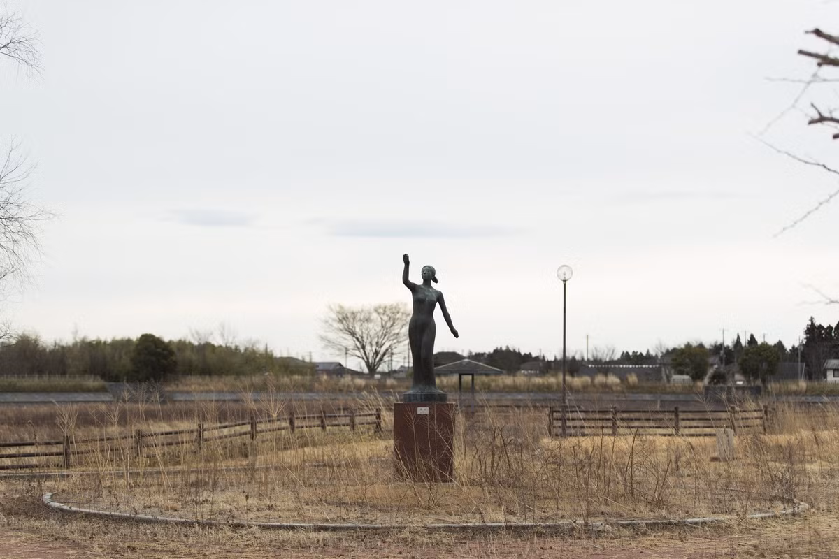Cách nhà máy điện hạt nhân Fukushima Daiich khoảng 10 km, một phần thị trấn Tomioka phía đông bắc Nhật Bản 10 năm qua "bất khả xâm phạm". Trong khi đó, lệnh cấm đã được dỡ bỏ ở phần còn lại của thị trấn từ năm 2017. Khu vực cấm đi lại này chiếm khoảng 12% diện tích thị trấn, từng là nơi sinh sống của khoảng 5.333 người (1/3 dân số Tomioka).