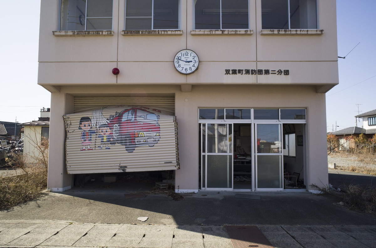 Đồng hồ tại một trạm cứu hỏa ở thị trấn Futaba, tỉnh Fukushima, đã hết pin từ lâu.