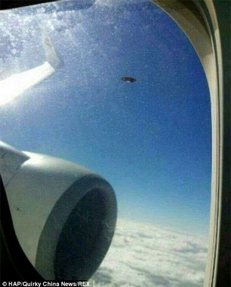 Hình ảnh chụp từ cửa sổ máy bay do một hành khách chụp được vào năm 2012, trên chuyến bay từ Hồng Kông đến Trung Quốc.