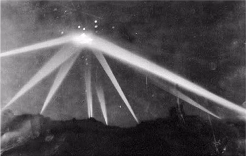 Các ánh đèn tập trung vào một đối tượng bay không xác định trên bầu trời Los Angeles (Mỹ) vào ngày 25/2/1942.