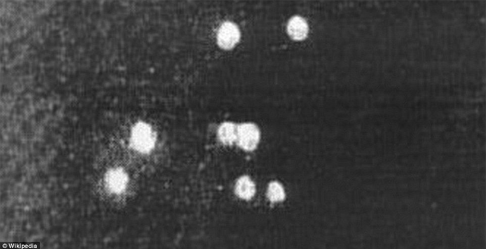 Các đốm sáng được cho là UFO được nhìn thấy tại Tulsa, Oklahoma (Mỹ) vào ngày 12/7/1947.