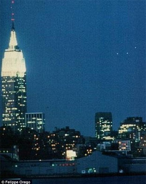 Bức ảnh chụp năm 1984 tại Manhattan (Mỹ) với ba đốm sáng lạ lơ lửng trên bầu trời. Vào thời điểm đó, các nhà nghiên cứu không thể xác định được bất cứ dấu hiệu lừa đảo nào.