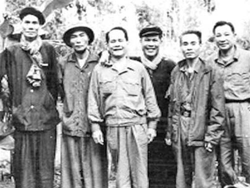 Trong cuộc đời sáng tác văn học, tác giả Trần Bạch Đằng viết 4 vở kịch, trong đó có Hưng Đạo bình Nguyên năm 1951, nêu chiến công đánh tan quân Nguyên xâm lược của Hưng Đạo vương Trần Quốc Tuấn.