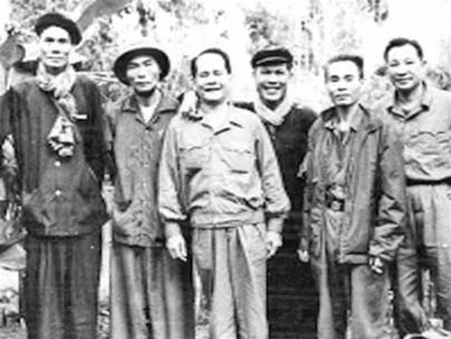 Trong cuộc đời sáng tác văn học, tác giả Trần Bạch Đằng viết 4 vở kịch, trong đó có Hưng Đạo bình Nguyên năm 1951, nêu chiến công đánh tan quân Nguyên xâm lược của Hưng Đạo vương Trần Quốc Tuấn.