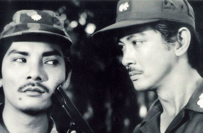 Nguyên mẫu của Ván bài lật ngửa là anh hùng Phạm Ngọc Thảo. Ngay tại cuốn sách, tác giả Trần Bạch Đằng đề tặng: "Tưởng nhớ anh Chín T. và các đồng chí đã chiến đấu, hy sinh thầm lặng". Nhà cách mạng Trần Bạch Đằng từng giải thích Chín T. tức là Chín Thảo (Phạm Ngọc Thảo). Ảnh: Tạo hình phim Ván bài lật ngửa.