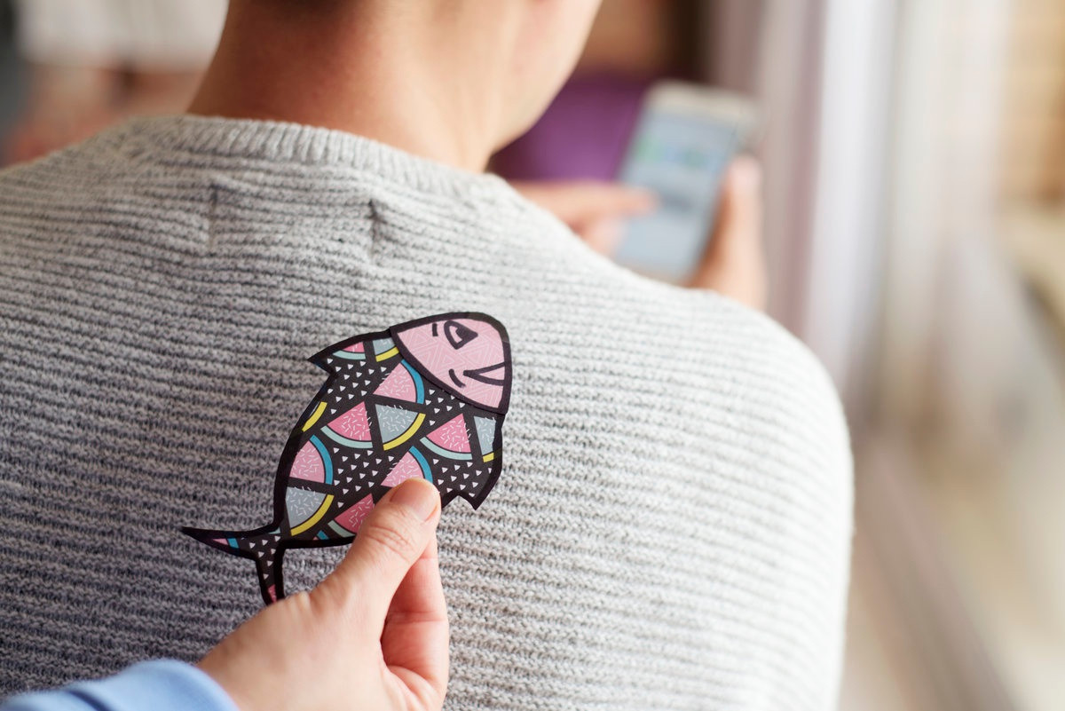 Theo Simon J. Bronner, giáo sư về Nghiên cứu Văn hóa Dân gian tại Đại học Penn State, tại nhiều quốc gia châu Âu và Bắc Mỹ không có ghi chép cụ thể về lịch sử ngày Cá tháng Tư. Nhiều nơi chỉ đơn giản ăn mừng ngày 1/4 như một dịp lễ hội mùa xuân vui nhộn.