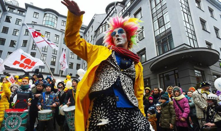 Một truyền thuyết khác ở Anh lại cho rằng việc nói dối trong ngày 1/4 bắt nguồn từ cuốn truyện The Canterbury Tales (Những câu chuyện cổ tích) của nhà văn Geoffrey Chaucer ra đời năm 1392. Trong cuốn truyện, Chaucer viết 32 ngày sau tháng Ba, tức muốn nói đến ngày 2/5. Song, nhiều độc giả lại hiểu nhầm thành ngày 32 của tháng 3 hoặc ngày 1/4. Từ đây, ngày đầu tiên của tháng 4 trở thành ngày nói dối vô hại.