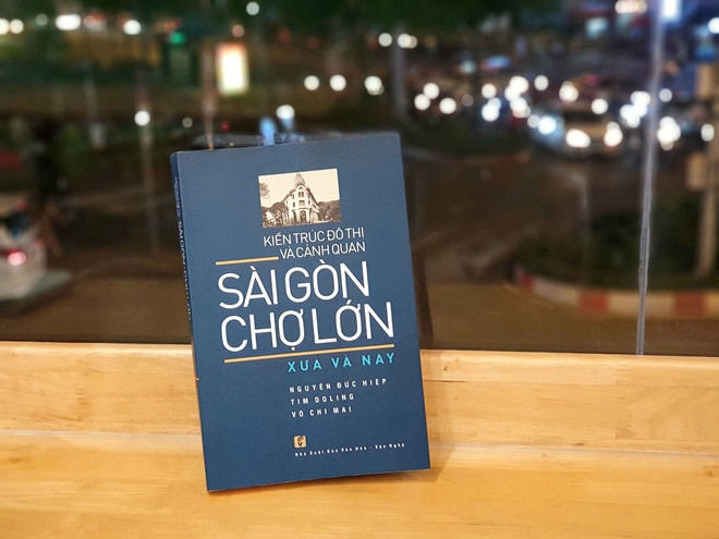 br/> Sách Kiến trúc đô thị và cảnh quan Sài Gòn - Chợ Lớn xưa và nay của tác giả Nguyễn Đức Hiệp, Tim Doling và Võ Chi Mai (NXB Văn hóa - Văn nghệ TP.HCM phát hành cuối năm 2020) giới thiệu hình ảnh, thông tin về cảnh quan, đường phố đô thị Sài Gòn - Chợ Lớn từ thế kỷ 19 cho đến nay là TP.HCM. Các tác giả xuất có chuyên môn khác nhau như khoa học tự nhiên, xã hội và nghệ thuật vì thế những góc nhìn trong cuốn sách là tổng hợp những khía cạnh trên.