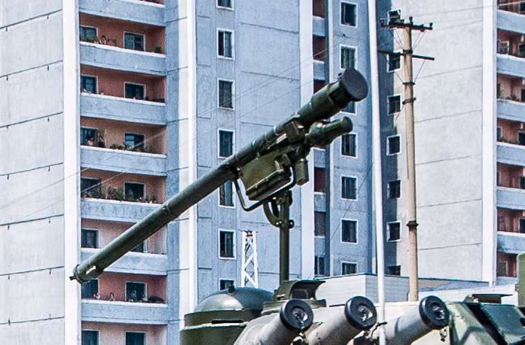 Với tên lửa vác vai, nhiều khả năng Syria đã nhập khẩu các thiết kế nội địa của Triều Tiên dựa trên tên lửa vác vai SA-7 (9K32 Strela-2), SA-14 (9K34 Strela-3) và SA-16 (9K38 Igla) do Liên Xô/Nga phát triển. Không rõ số lượng bao nhiêu nhưng rõ ràng, chắc chắn đã có không ít lọt vào tay IS.