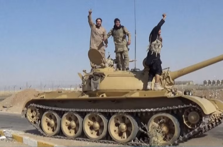 Một số hình ảnh được truyền thông nước ngoài công bố thời gian qua cũng cho thấy rằng IS sở hữu số lượng nhỏ xe tăng chiến đấu chủ lực T-54/55.