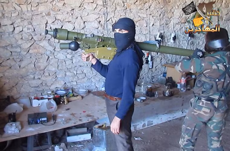 Theo đó, tờ The Washington Post của Mỹ đưa tin, hồi tháng 8 khi tổ chức IS chiếm căn cứ không quân Ar-Raqqah phía Đông Bắc của Syria đã thu được một ít tên lửa phòng không vác vai.