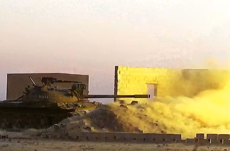 Bên cạnh đó, với pháo rãnh xoắn 100mm thì T-54/55 có thể dễ dàng phá hủy các phương tiện thiết giáp nhẹ, công sự phòng ngự cũng như chi viện hỏa lực hiệu quả.