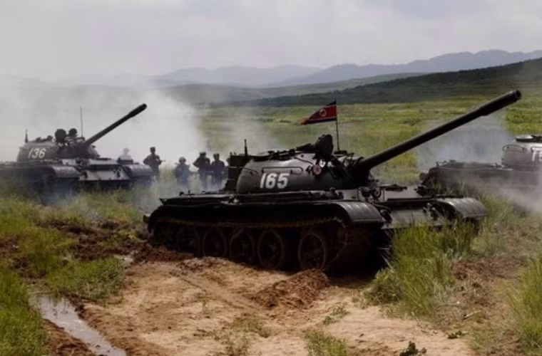 Khả năng cao, các loại vũ khí này được đánh cắp từ kho vũ khí của Quân đội Syria. Theo NK News, những năm 1970, Triều Tiên và chính quyền Syria khi đó có mối quan hệ mật thiết với nhau. Syria được cho là đã mua một số lượng không xác định xe tăng T-55 cải tiến và tên lửa phòng không vác vai mà Triều Tiên chế tạo. Trong ảnh là xe tăng T-54/55 của Triều Tiên, chúng có hình dạng giống hệt tăng Nga.