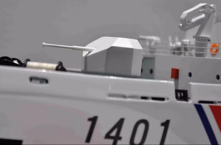 Quan sát mô hinh tàu 1401, có thể thấy loại pháo trang bị là thiết kế PJ26 – sao chép mẫu AK-176 Nga. Loại pháo này có cỡ nòng 76,2mm, tầm bắn khoảng 15km.