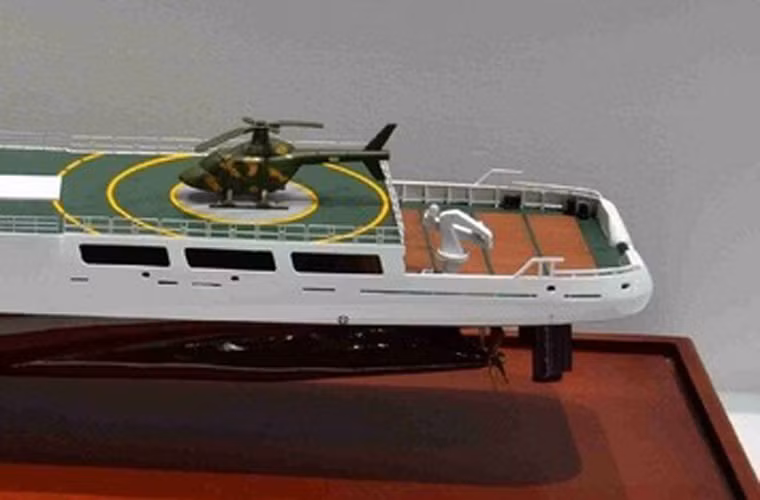 Đuôi tàu có sân đỗ máy bay chở được một trực thăng loại Z-9 hoặc các biến thể dân sự.