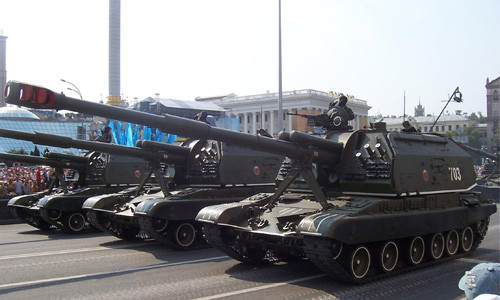 Pháo tự hành Msta-S duyệt binh ở Kiev.
