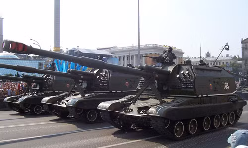 Pháo tự hành Msta-S duyệt binh ở Kiev.