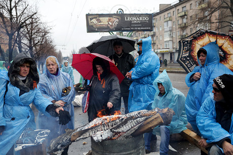 Trong khi đó, bên ngoài SBU, những người ủng hộ lập ra những căn lều dã chiến. Họ nguyện sẽ làm "lá chắn" bảo vệ cho nhóm người biểu tình bên trong tòa nhà.